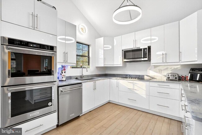 Building Photo - 7011 Fox Chase Rd