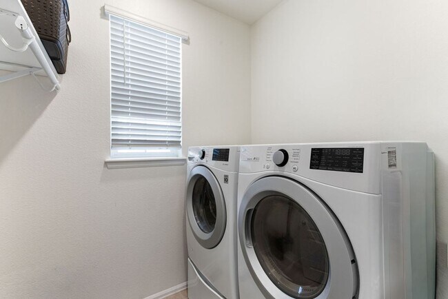 Building Photo - Beautiful 2 bedroom, 2.5 bath townhome in Mosaic