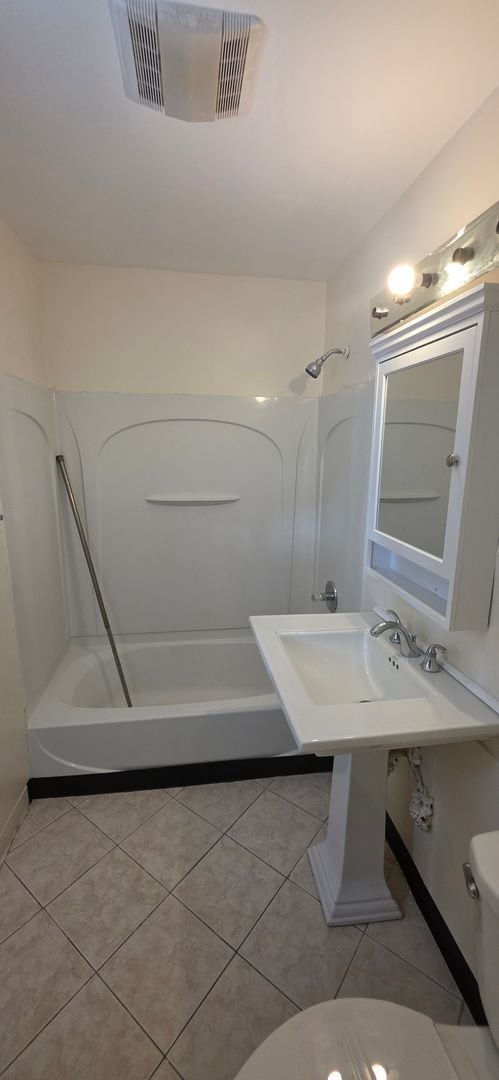 Building Photo - 1st Floor 3 Bedroom Apartment Available Today