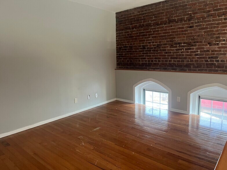 Building Photo - 491 Valley St