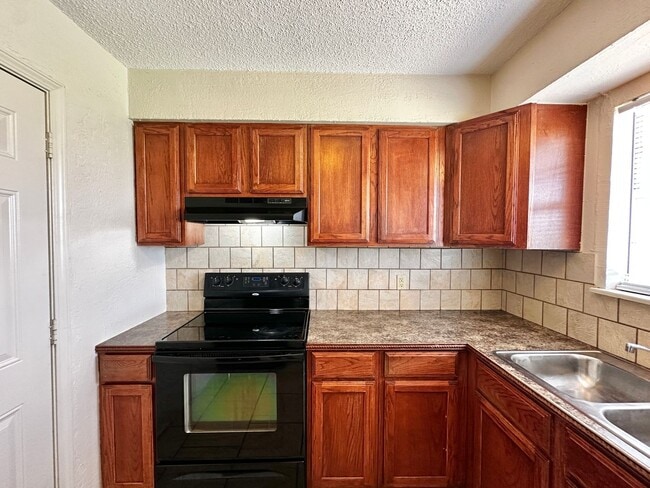 Building Photo - 3 Bedroom
