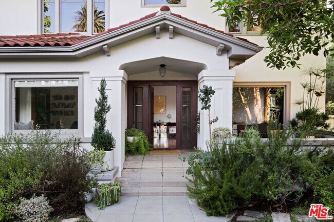 Building Photo - 2027 Canyon Dr