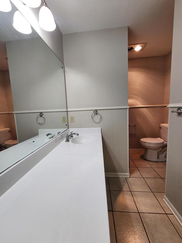 Building Photo - 420 Top Hill Dr