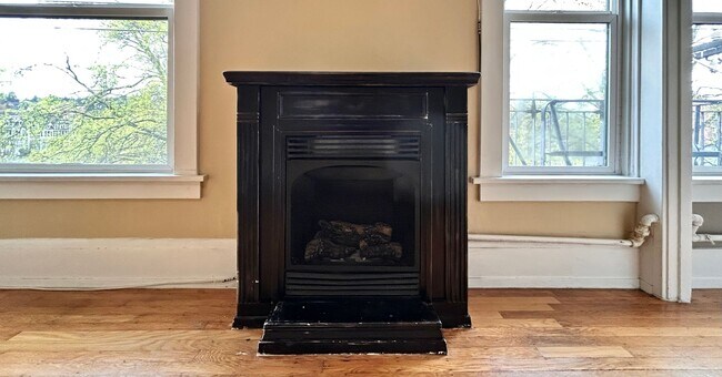 Building Photo - Vintage Charm - Top Floor NW Studio!