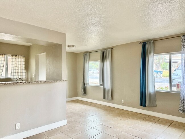 Building Photo - Cozy 2-Bed Upstairs Rental – Well-Maintained & Move-In Ready!