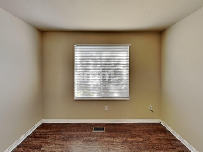 Building Photo - 865 Southhampton Dr