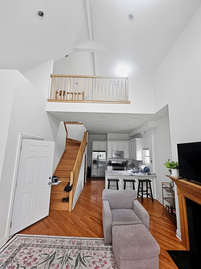Building Photo - 4 Bedroom, 3 Bathroom Impressive Lincoln Park Duplex