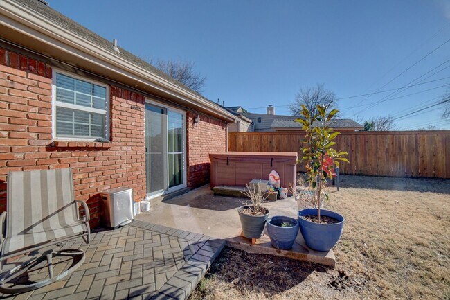 Building Photo - Available mid-August! Amazing mid-town gem...