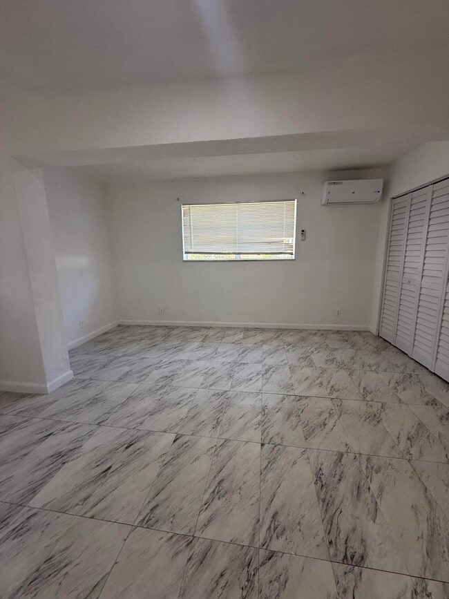 Building Photo - 6315 SW 32nd St