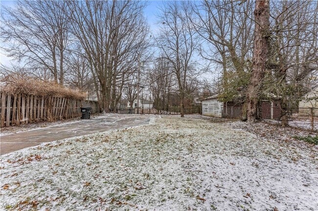 Building Photo - 221 E 266th St