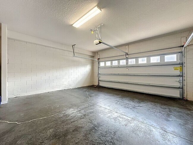 Building Photo - Spacious Townhome for Rent in Tapestry