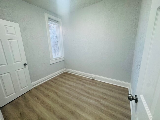 Building Photo - Refreshed 3bd/1bth House with Rear yard!!