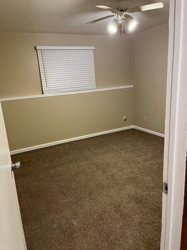 Building Photo - 435 E Creekside Cir