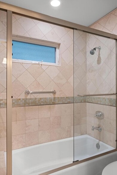 Building Photo - 3306 Highland Ave