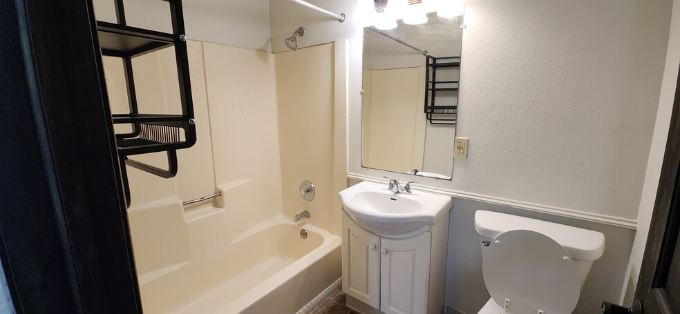 Building Photo - 625 9th St N