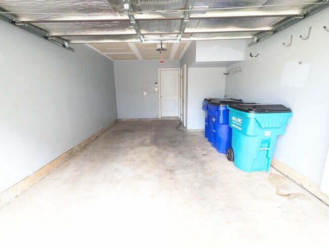 Building Photo - Modern 4 level townhouse available for imm...