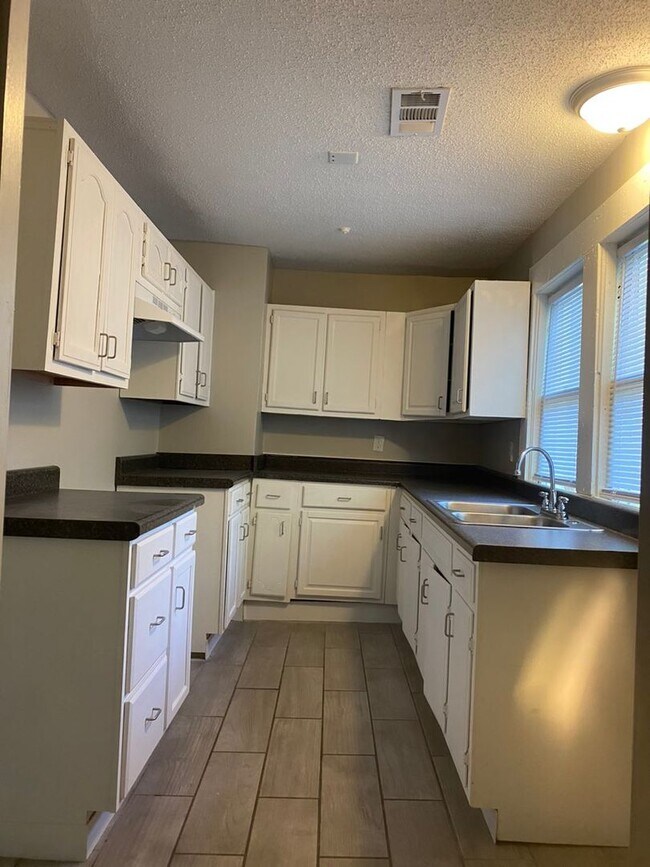 Building Photo - Spacious 3BR/2BA - Move-In Ready!