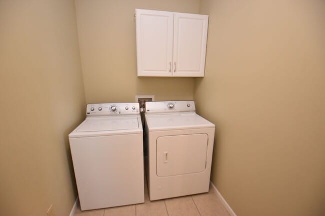 Building Photo - Executive home with pond views just 10 mins to Notre Dame.