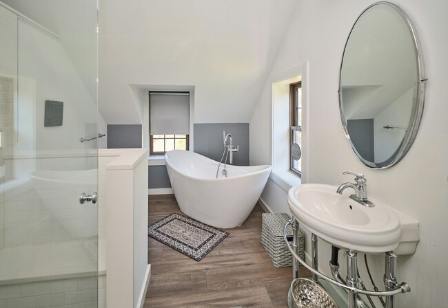 Building Photo - 6098 Upper York Rd