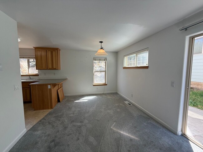 Building Photo - 2 Bed/2 Bath Apartment Located Near OSU/COCC Campus - Attached Garage