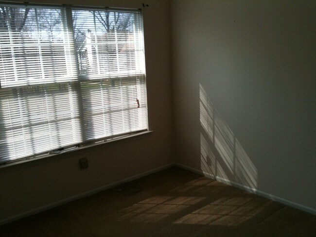 Building Photo - 424 Lackland Ave