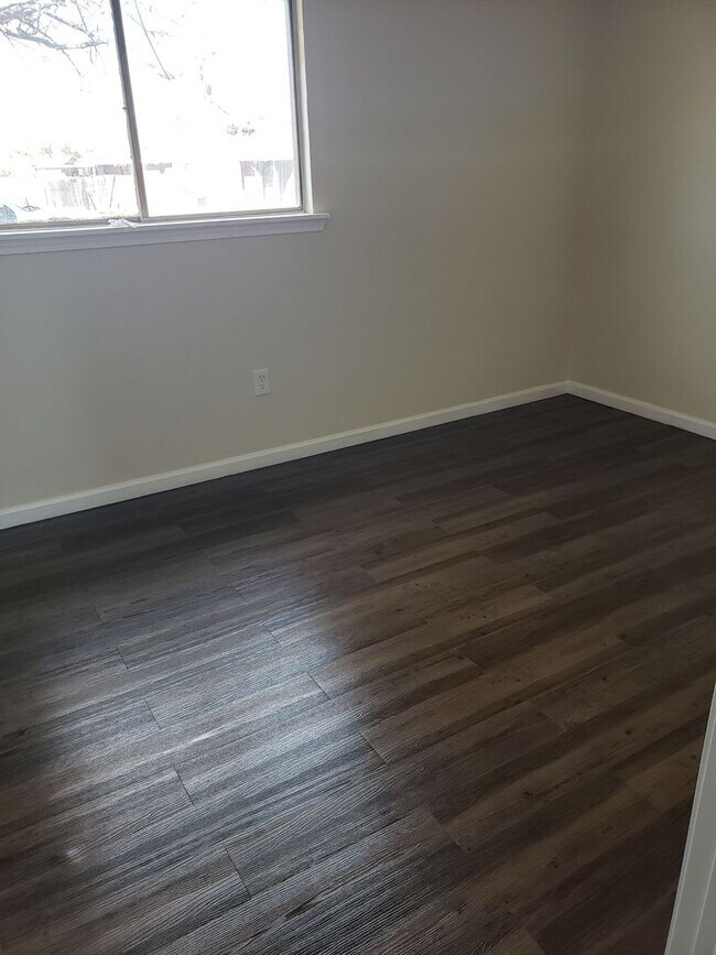 Building Photo - $0 First Month's Rent / $0 Deposit at Move-in