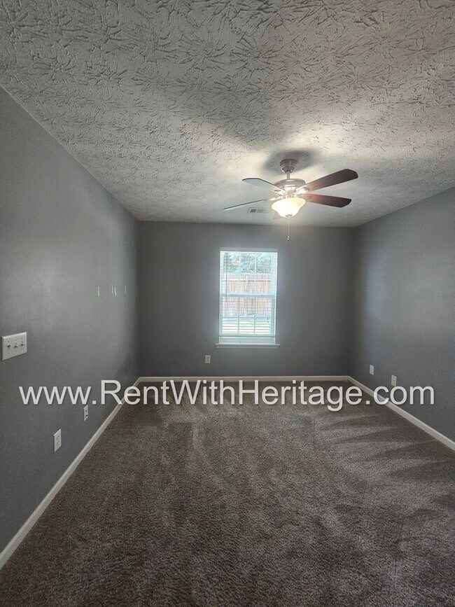 Building Photo - Gorgeous 5 bedroom, 2.5 bath / Attention t...