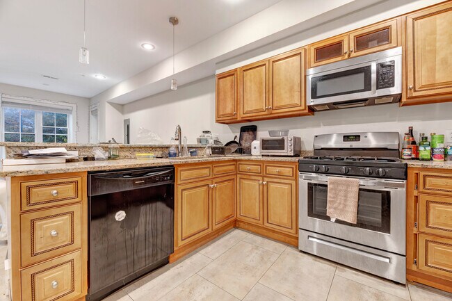 Building Photo - 1346 Kenyon St NW