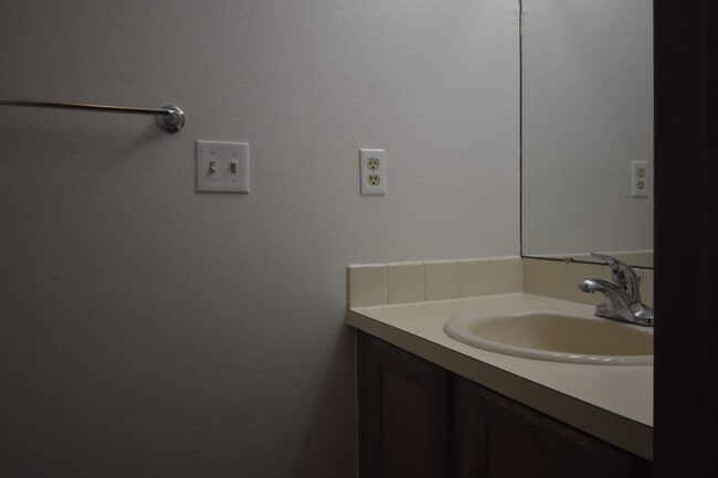 Building Photo - GREAT 3 BEDROOM/2 BATHROOM TOWNHOME WITH NEW PAINT & FLOORING. AVAILABLE 5/23.