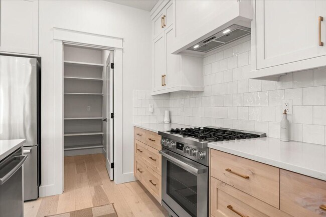 Building Photo - Amazing Neighborhood 2 Bed 2 Bath Plus Office