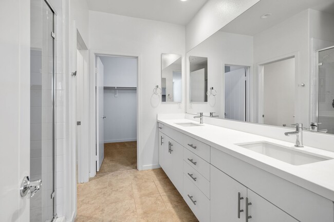 Building Photo - Beautiful Townhome in Desirable Neighborhood!