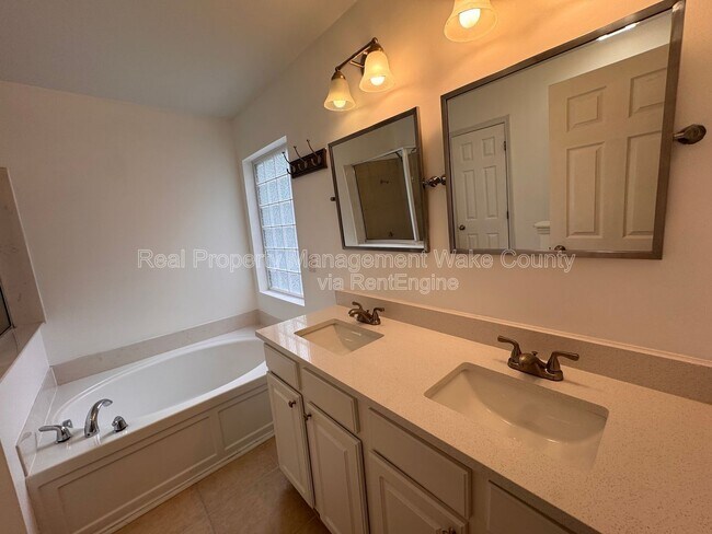 Building Photo - 912 Spring Meadow Dr