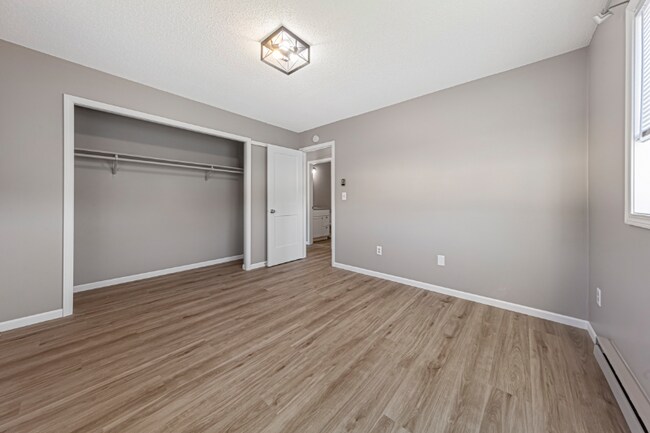 Building Photo - 1402 Division St W