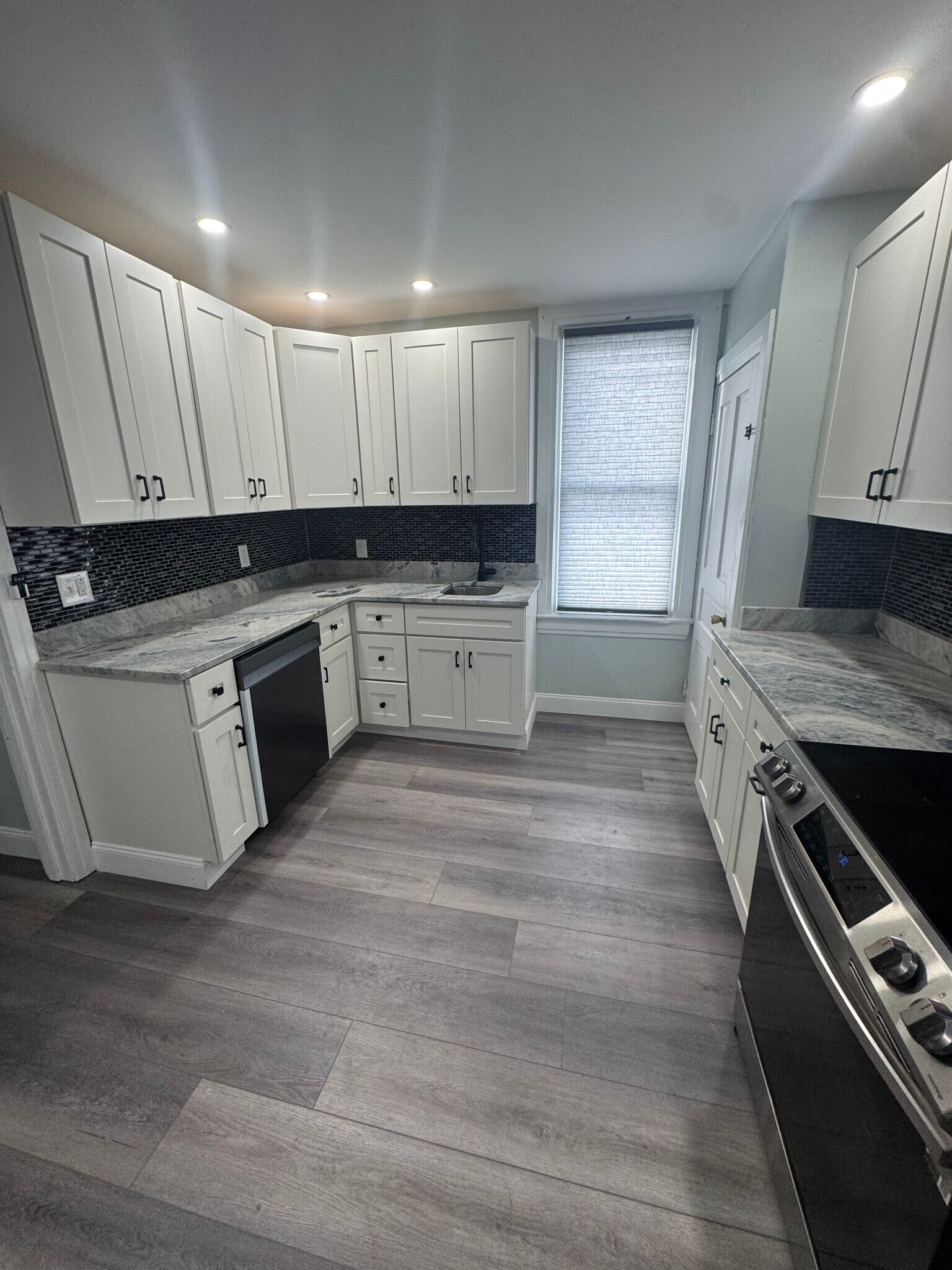 Kitchen - 609 Broad Ave