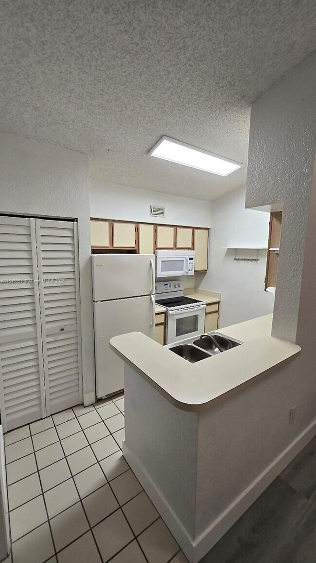 Building Photo - 2811 N Oakland Forest Dr
