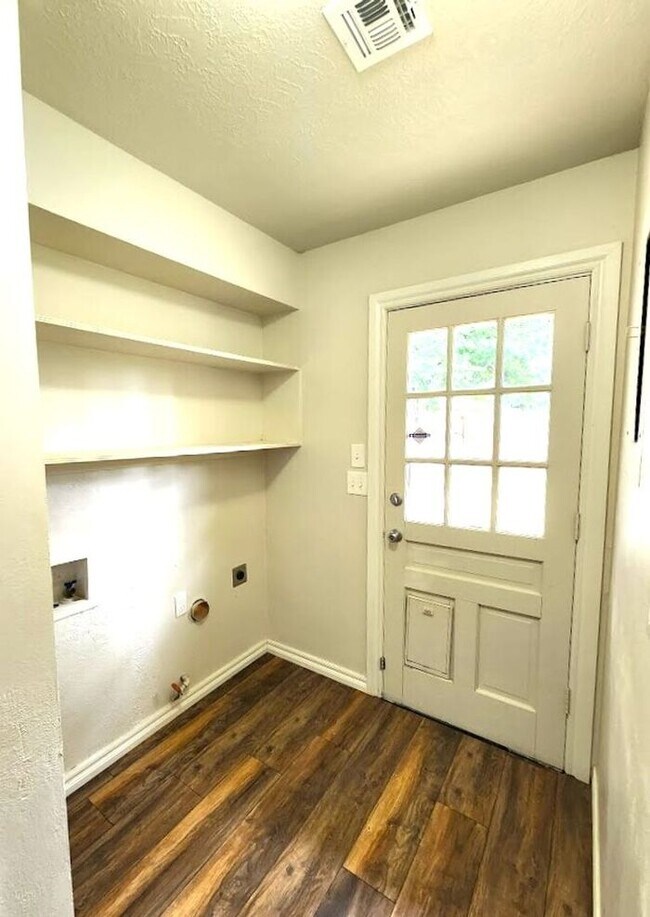 Building Photo - 4 Bed 2.5 Bath 2 Car Garage in Camelot Addition NW OKC