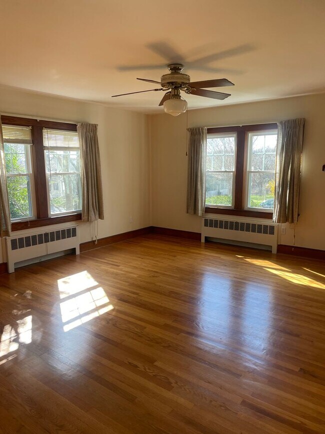 Building Photo - Roommate Needed for 4 BR 1 BATH home