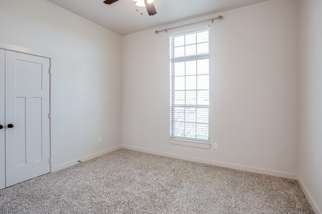 Building Photo - Beautiful Townhome in Viridian!