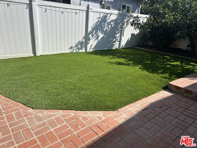 Building Photo - 1444 Yale St