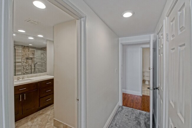 Building Photo - NICELY REMODELED, 2BR2.5BA, 1700 SQ FT CON...