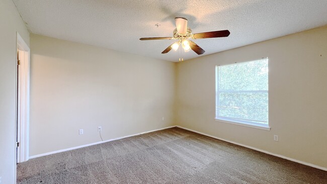 Building Photo - 164 Reserve Cir