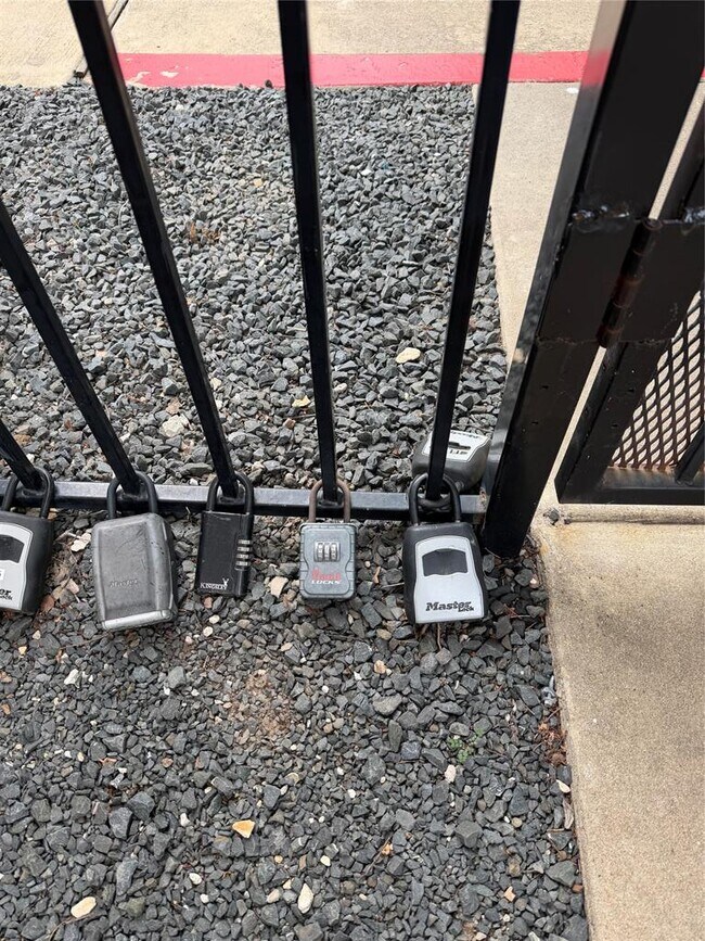 Building Photo - 2401 E 6th St