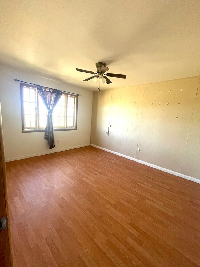 Building Photo - 3 Bedroom 2 Bathroom Home Near Town