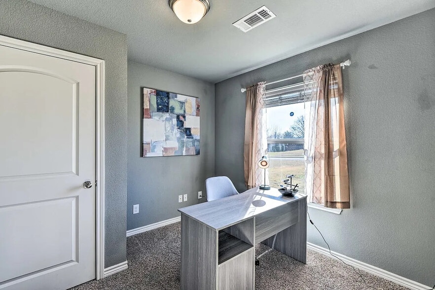 Building Photo - Room in House on Canyon Oaks Dr