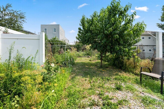Building Photo - 320 67th St