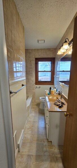 Building Photo - 2027 Glenbrook Dr