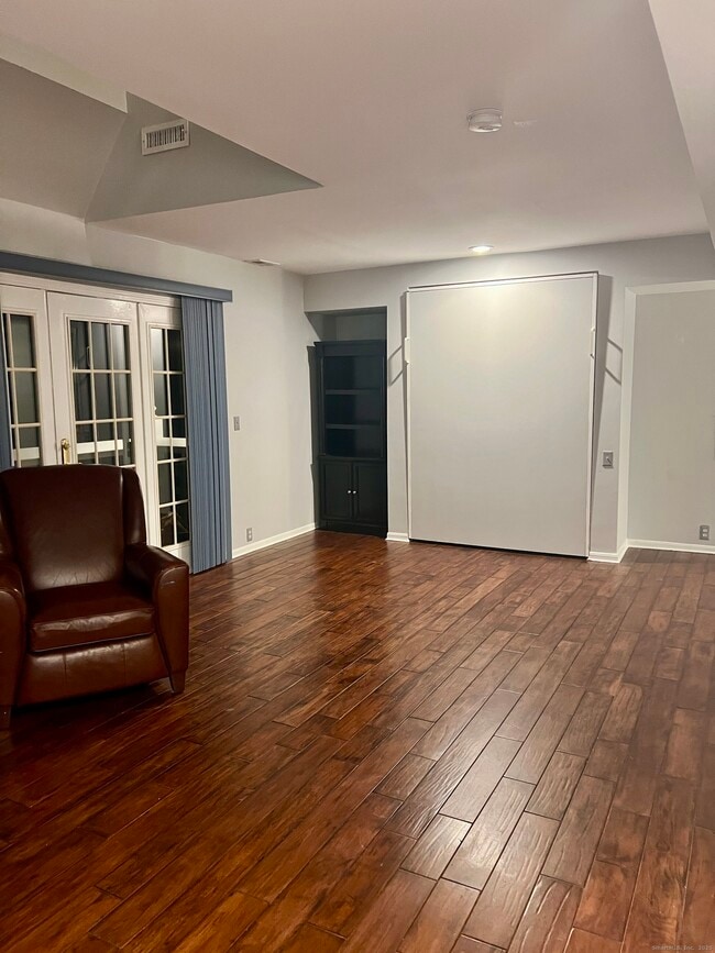 Building Photo - 523 Old Pond Ln