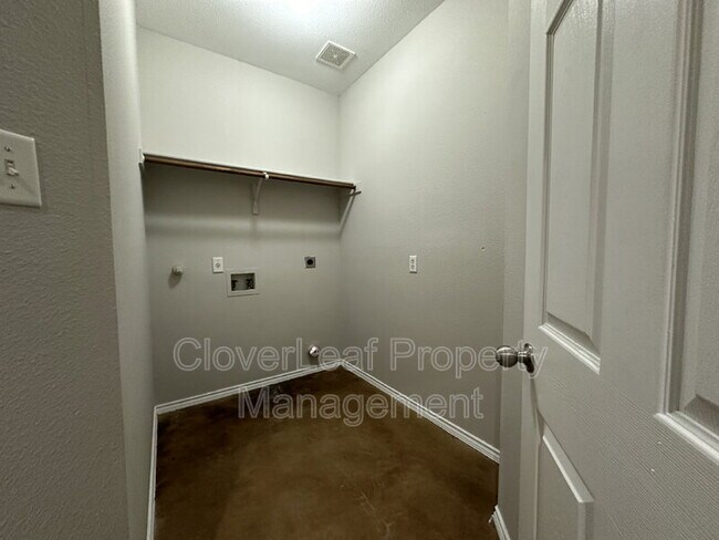 Building Photo - 5718 Golf Heights