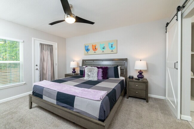 Building Photo - 2213 Park Hill Dr