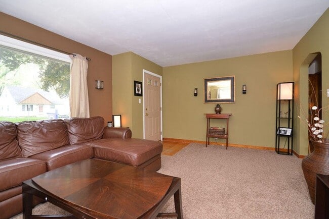 Building Photo - Cozy  3 Bedroom Single Family Home